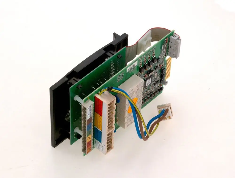 Schwarzes Bosch-Modul mit Leiterplatte, mehreren Anschlussklemmen und einem Flachbandkabel, möglicherweise für Heizungs- oder Steuerungssysteme.
